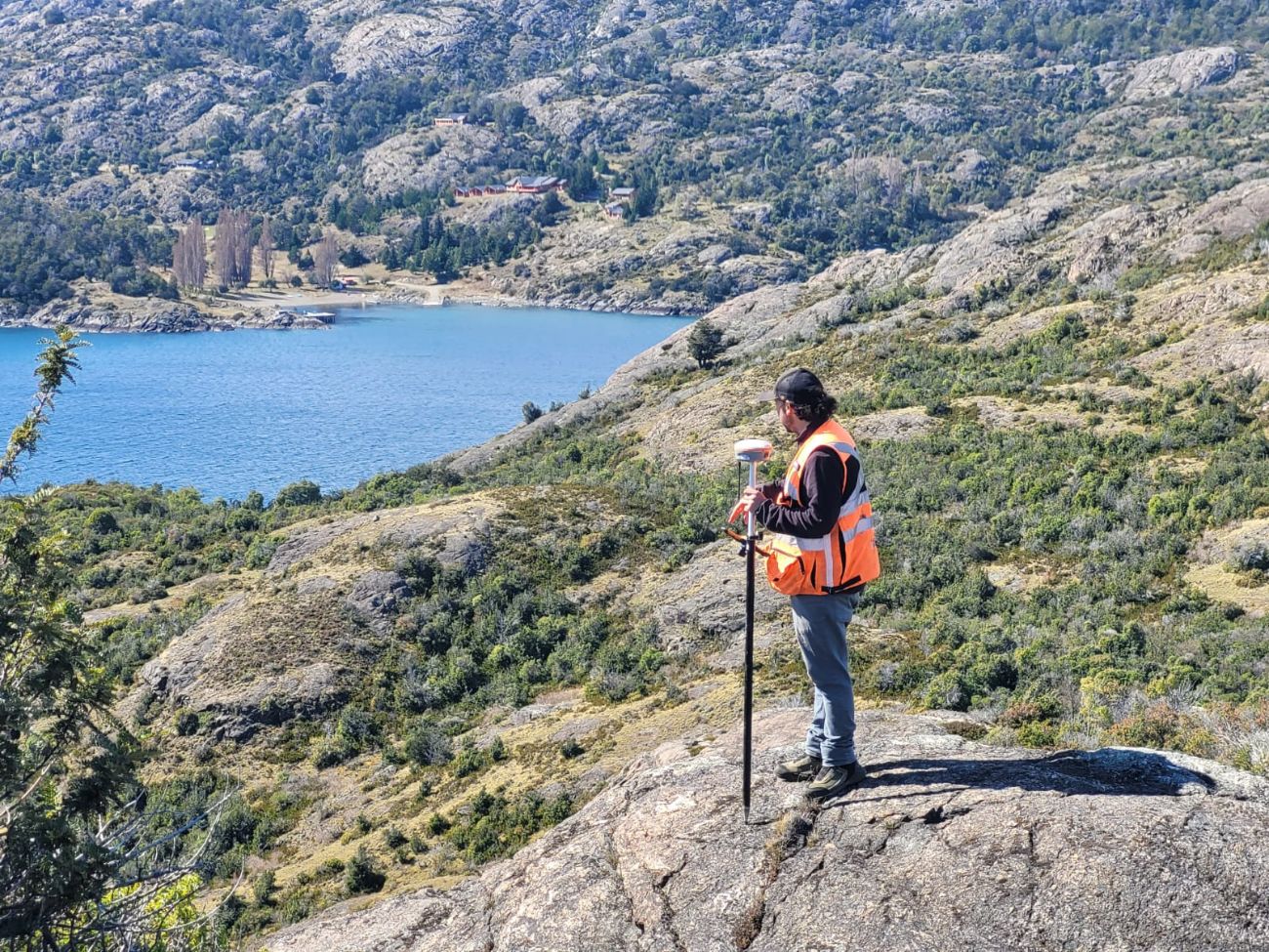 Medición GNSS en ladera sobre el lago